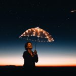 Femme sous parapluie lumière-copyright pexels-matheus-bertell
